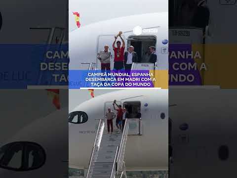 Campeã mundial, Espanha desembarca em Madri com a taça da Copa