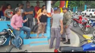 Turba furiosa trata de linchar a supuestos secuestradores de un niña en Jarabacoa Turba furiosa trata de linchar a supuestos secuestradores de un niña en Jarabacoa