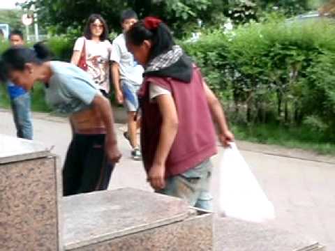 Ulaan Baatar-Children underground squarrel.Agresión violenta entre Homeless- Parte 1