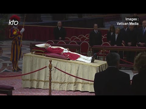 Benoît XVI : des fidèles se recueillent en la basilique Saint-Pierre