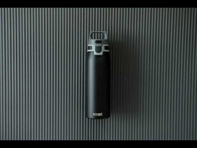 Vídeo relacionado con SIGG Shield One Tweety - Botella de acero inoxidable para niños, apta para bebidas carbonatadas, ligera, sin BPA, deporte y escuela, color azul claro con tweety, 0,5 l