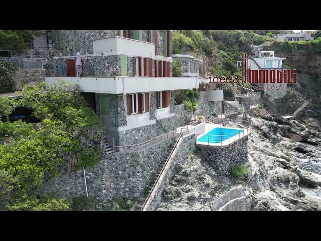 Villa con piscina a picco sul mare