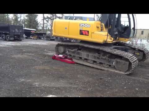 Прессуеммнём экскаватором автомобиль Тоёта  Развлечение экскаваторщика!