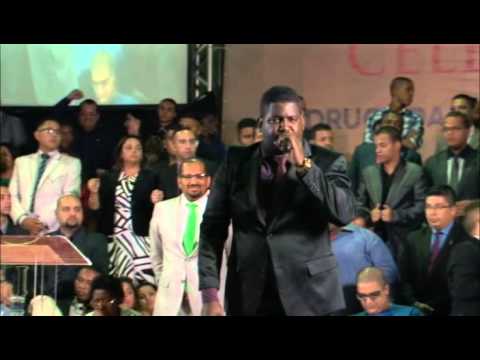 André da Carruagem canta música Ô Mulher no 23º Vigilhão Celebrai