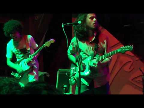 Boogarins - "Infinu"