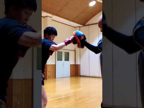 #キック女子 フェイントを入れて前足の前蹴りとジャブだけで上下のコンビネーションミット打ち。 #キックボクシング #ミット打ち