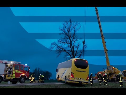 Bus-Wendemanöver endet im Graben