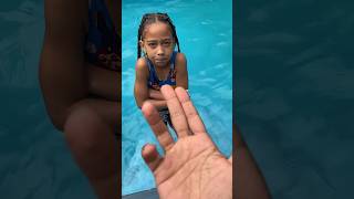 La Niña Fue Más Inteligente 🤣 🏊‍♂️ #viral #piscina