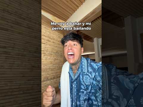 Cuando me voy a bañar y mi perro está bailando