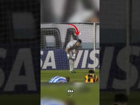 Esse goleiro puxou o jogador para que ele não fizesse o gol #futebol #loucosporfutebol #goleiro