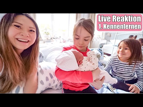 First meeting of the siblings 😍 Clara & Elisa with baby! Live reaction! Mom VLOG Mamiseelen