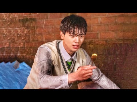 Un garçon pauvre trouve une cuillère magique qui le rend incroyablement riche