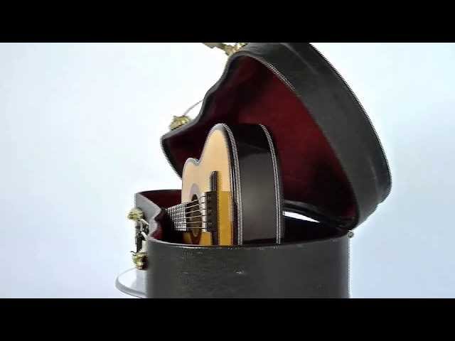 Vídeo relacionado con Tomotato Réplica de Guitarra en Miniatura Mini Modelo de Guitarra Eléctrica de Madera Adorno de Guitarra Delicado Estatuilla de Instrumento Musical con Soporte y Caja de Almacenamiento