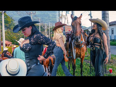 Hermosas Amazonas en la CABALGATA de Caicedonia - Valle COLOMBIA 🎉 Fin de Año 🐴