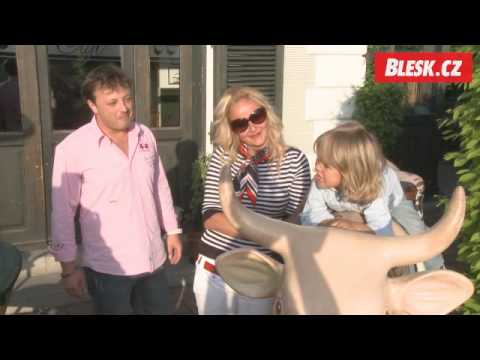 Vendula Svobodová učí syna říkat táto