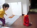 くすぐりエルモでびびってる息子　２歳