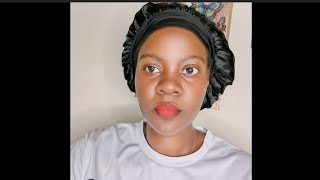 Omukazi musimba omukira bwoti nga bwomuwewete ku musino asamule
