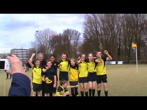 DIE HAGHE D2 op de foto en doelpunt van Floor vieren