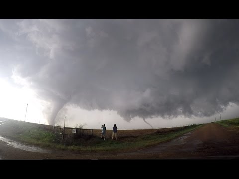 AWESOME TORNADO TIME LAPSE:  Dodge City, KS May 24, 2016