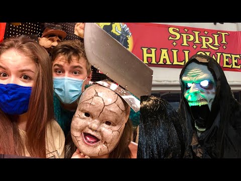 SCARING my friends inside abandoned Spirit Halloween store on Halloween night!