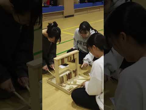 保育科１年生の合同ゼミで大五木材さんに来ていただきました。木で作られたおもちゃをたくさん用意していただき、木遊びを楽しみました！自分たちで遊ぶことで子どもにとっての「遊び」の大切さなどを学びます。