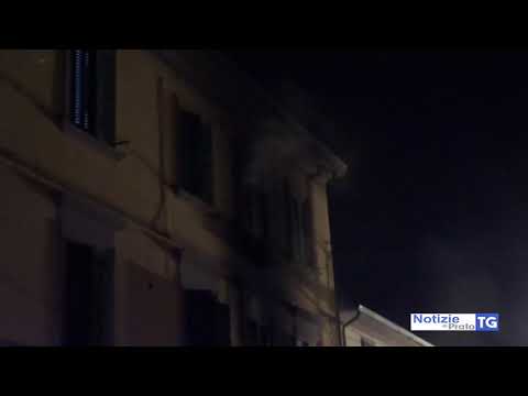 2019-04-15 PRATO - INCENDIO ALL'INGRESSO PALAZZINA, EVACUATE 5 FAMIGLIE