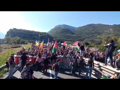 I manifestanti bloccano la tangenziale di Trento