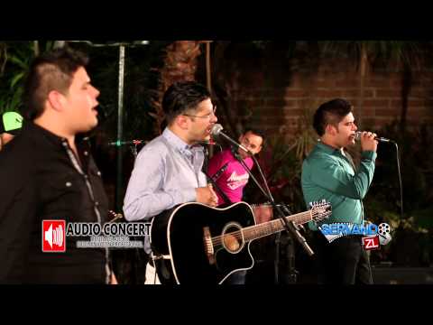 Contraste Sierreño Ft. Banda Renovacion - El De La Bata Blanca (En Vivo 2015)