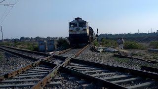 preview picture of video 'Second Diamond Crossing of India Rare To Seen Where two train tracks intersect each other.'