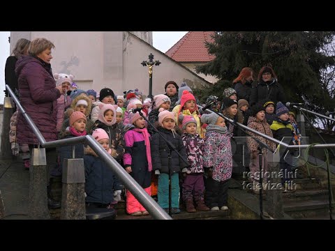Zpívání pod věží v Kobylí patří tradičně k adventnímu času