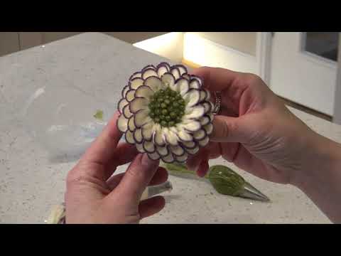 How to make an easy Buttercream Frosting Dahlia