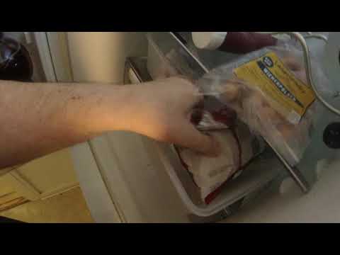 MongoTV_6423 - TAGER PAKKE PØLSER UD AF FRYSER