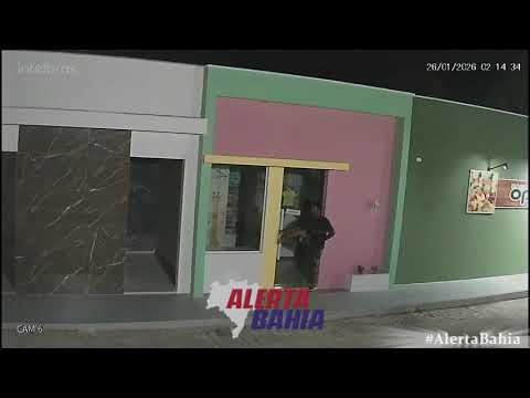 Câmeras flagram jovem tentando arrombar loja e população cobra providências em Carinhanha