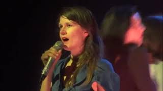 Bourrée "Je mêne les loups " chanté par Camille