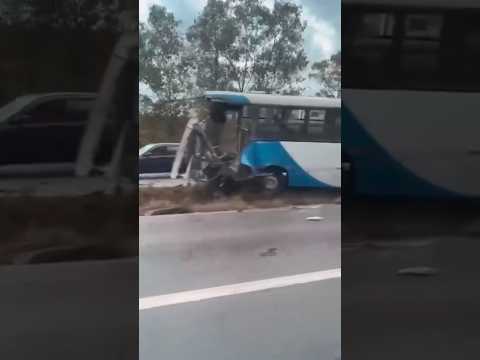 Acidente entre caminhão e van interdita a Fernão Dias em Itatiaiuçu