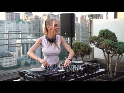 Karry G - Live Podcast 015 / Melodic Techno & Progressive House