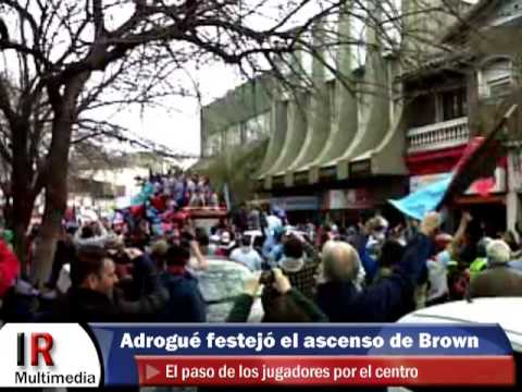 "Festejo en pleno centro de Adrogué" Barra: Los Pibes del Barrio &bull; Club: Brown de Adrogué