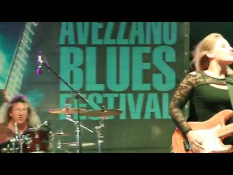Eliana Cargnelutti plays the blues
