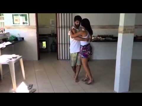 Rubia Eduarda e Leandro Fialho dançando forró "roots"