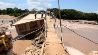 preview picture of video 'Odisea al pasar sobre el puente del rio tame - Canal CNC Arauca'