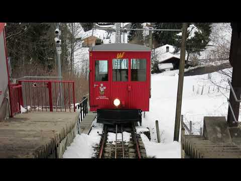 Standseilbahn 1833.01 Les Avants - Sonloup - Wagen kommt in die Bergstation 2020 - funiculaire