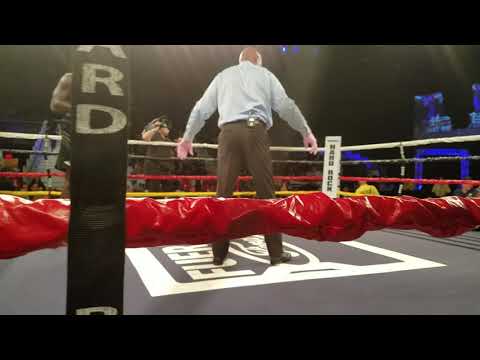 Ivan Dychko sigue derribando rivales. Aquí en el 2do round