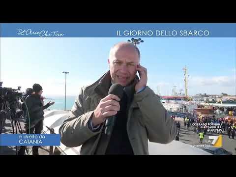 Condorelli dal porto di Catania: 'Sbarco Sea Watch non è ancora iniziato, c'è grande tensione'