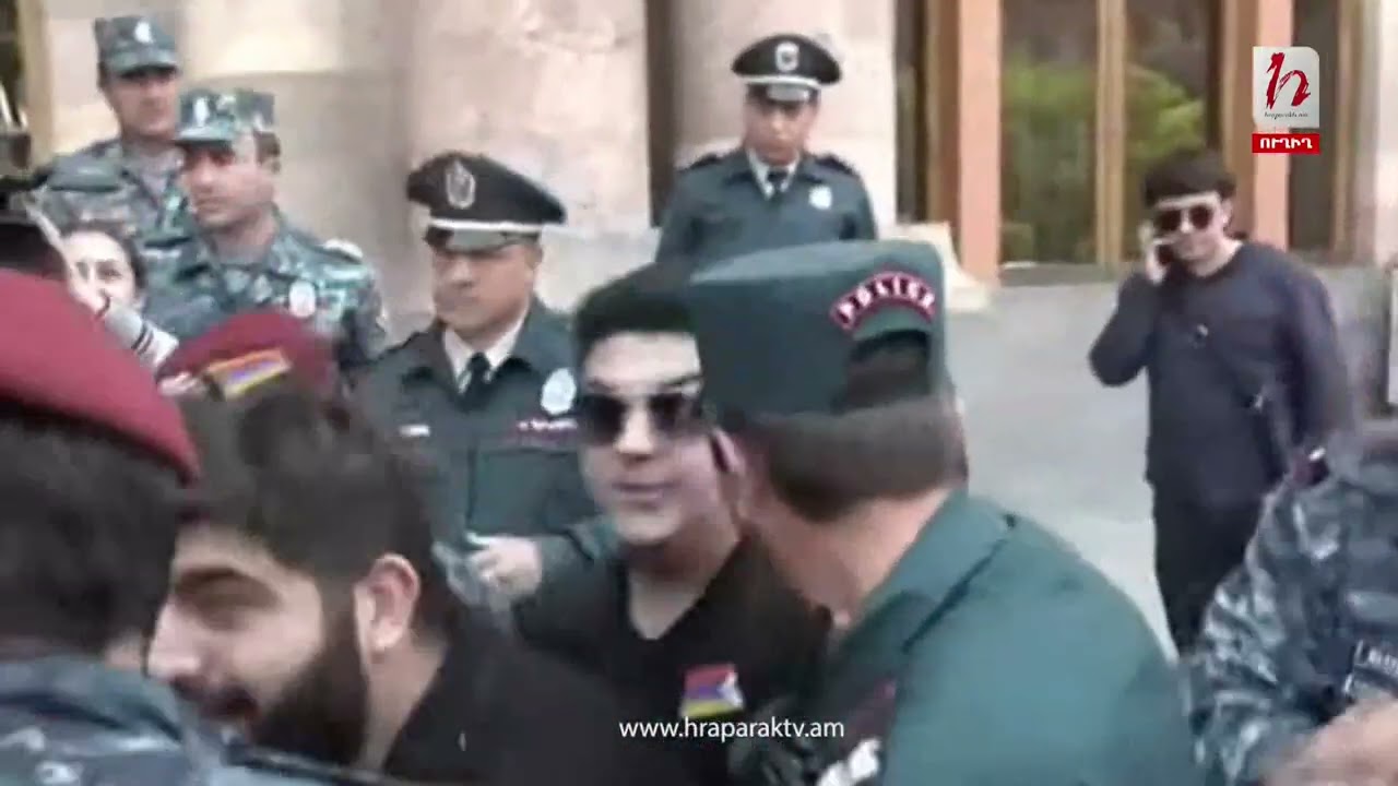 Երիտասարդներին բերման են ենթարկում Նիկոլ Փաշինյանին «նվեր» հանձնելու համար