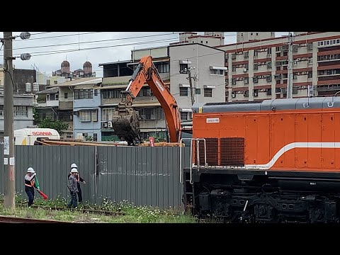 【Taiwan Railway】Diesel-electric Locomotive (R152) Scratched The Fence at Miaoli Station