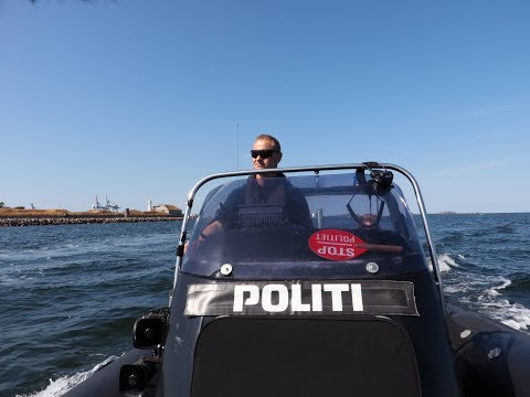 Sejlende politi i havnen