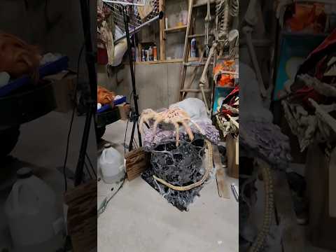 #halloween #halloweenanimatronics #facehugger #animatronicribuilding #ribuilding #alien #alienegg