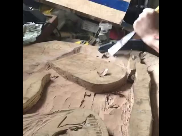 Vídeo relacionado con Metopa de madera craquelada en dorado y envejecida con escudo heráldico de 1 apellido