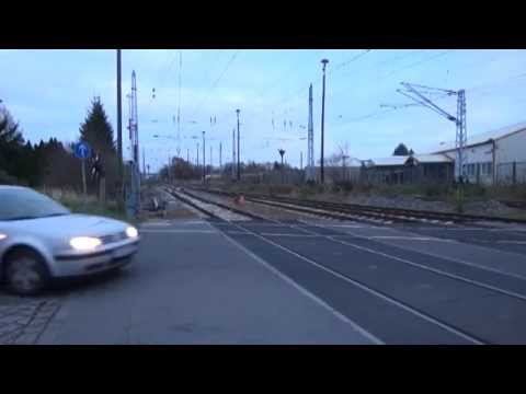 Achtung: Bahnübergang gesperrt - ELSTERWELLE