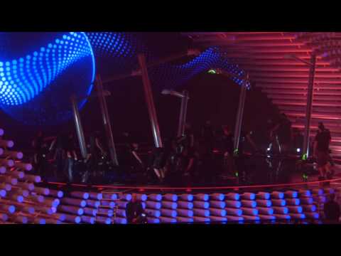 Stage crew getting the stage ready for Australia - 2nd rehearsal - Eurovision 2015 [HD]